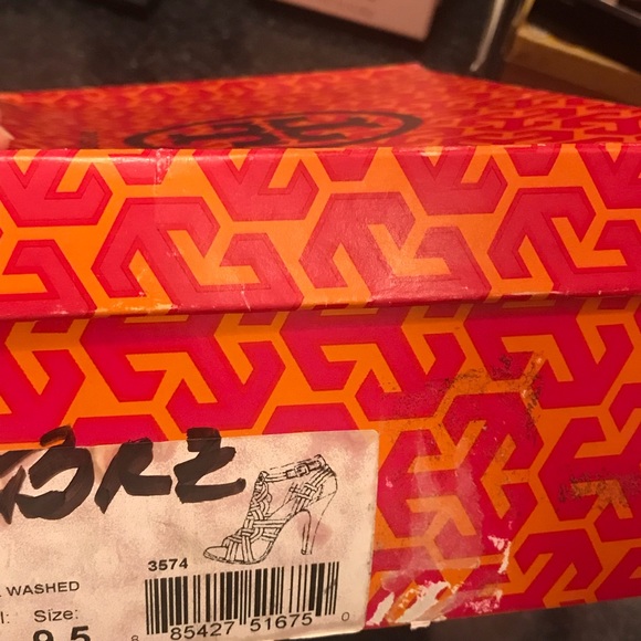 🌟NWT Tory Burch Gold Sandals 🌟 - Picture 5 of 6